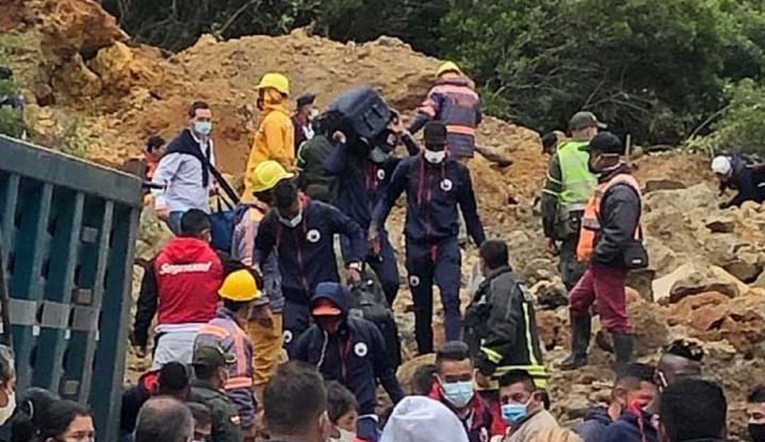 Jugadores del Deportivo Pasto en medio del derrumbe que les hizo cambiar de transporte para llegar a Bogotá