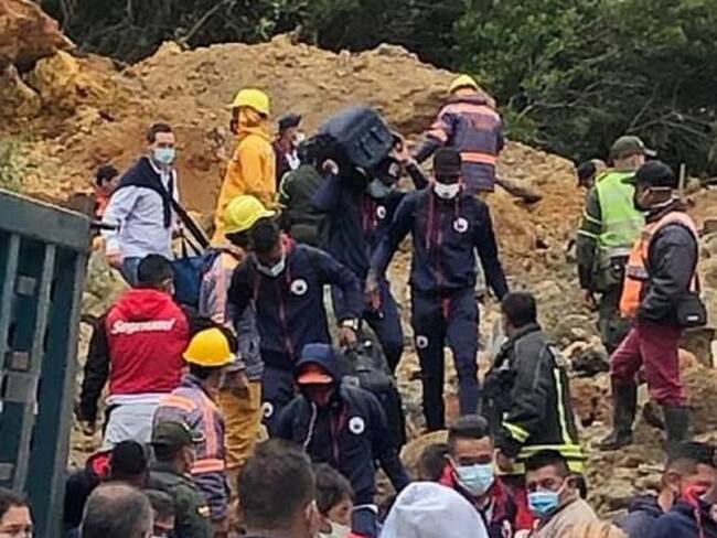 Jugadores del Deportivo Pasto en medio del derrumbe que les hizo cambiar de transporte para llegar a Bogotá