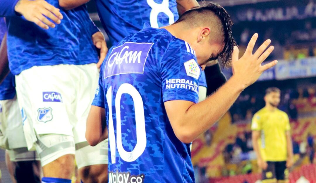 Daniel Ruíz, volante de Millonarios, celebra su anotación ante Águilas Doradas.