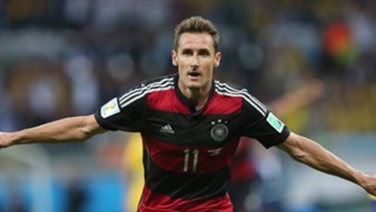 Miroslav Klose pone el 2-0 para Alemania ante Brasil