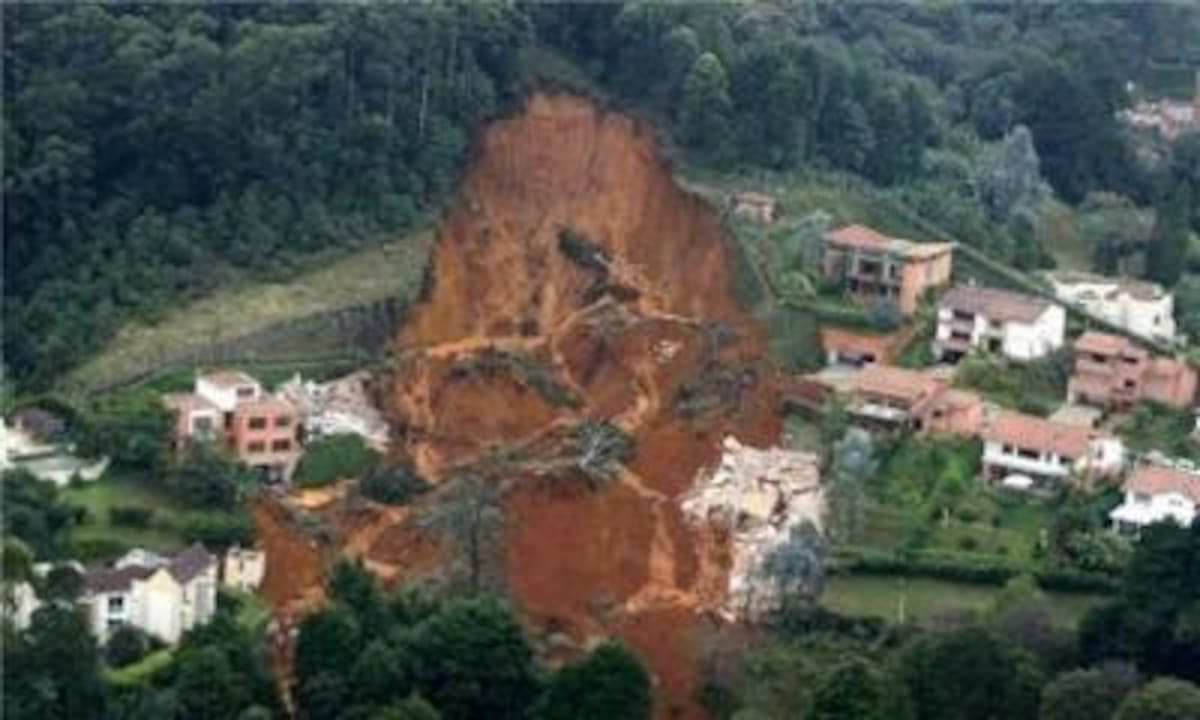 La montaña se vino sobre las viviendas.