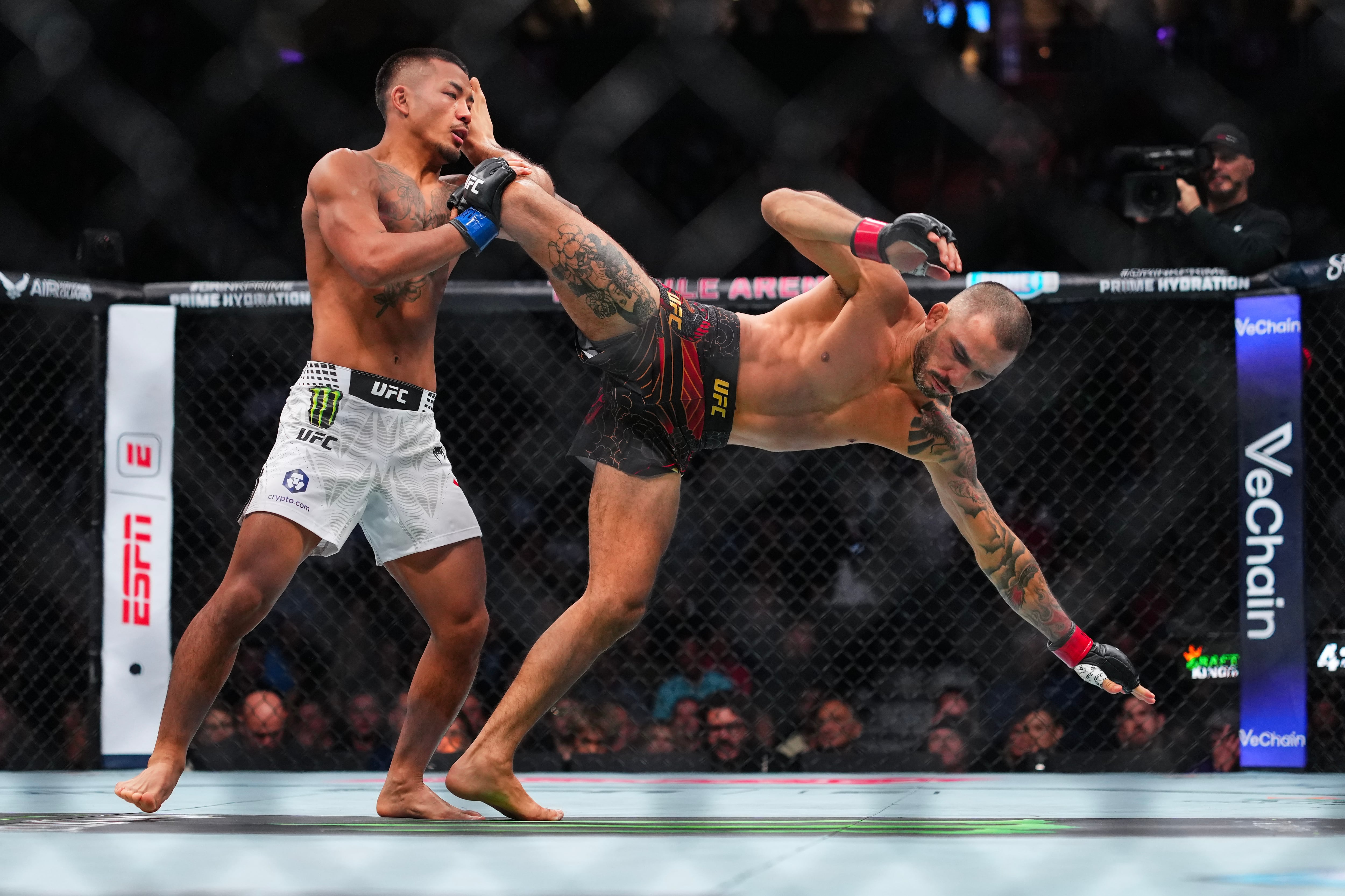 Joshua Van vs. Alexandre Pantoja el 6 de diciembre de 2025, cuando Van le ganó el cinturón al brasileño. Foto: Getty Images.