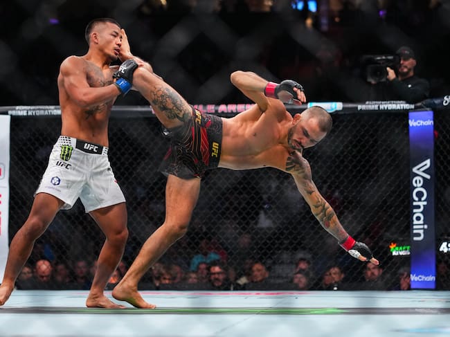 Joshua Van vs. Alexandre Pantoja el 6 de diciembre de 2025, cuando Van le ganó el cinturón al brasileño. Foto: Getty Images.