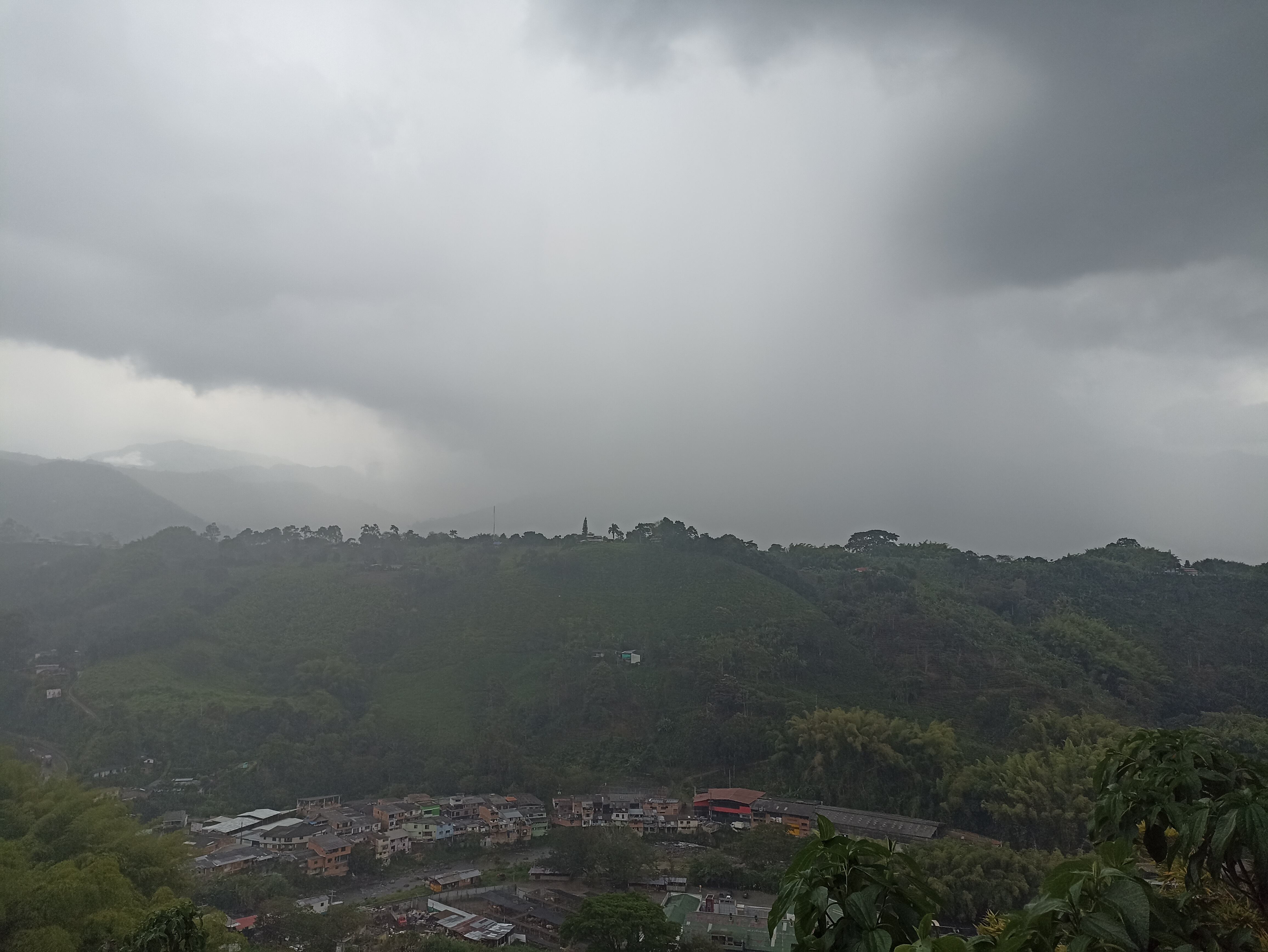Día de lluvias y cielo nublado en Armenia. Foto: Adrián Trejos