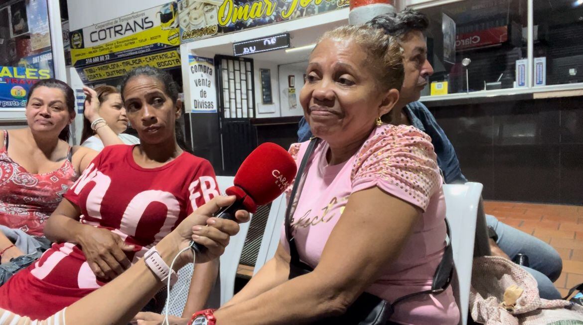Pasajeros represados en la terminal de transportes de Cúcuta por paro camionero. /  Foto: Caracol Radio Cúcuta.