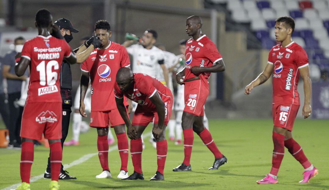 Jugadores del América de Cali y Atlético Mineiro afectados por los gases lacrimógenos