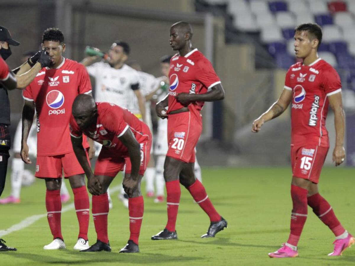 Cuatro veces fue parado el primer tiempo entre América y Mineiro por gases