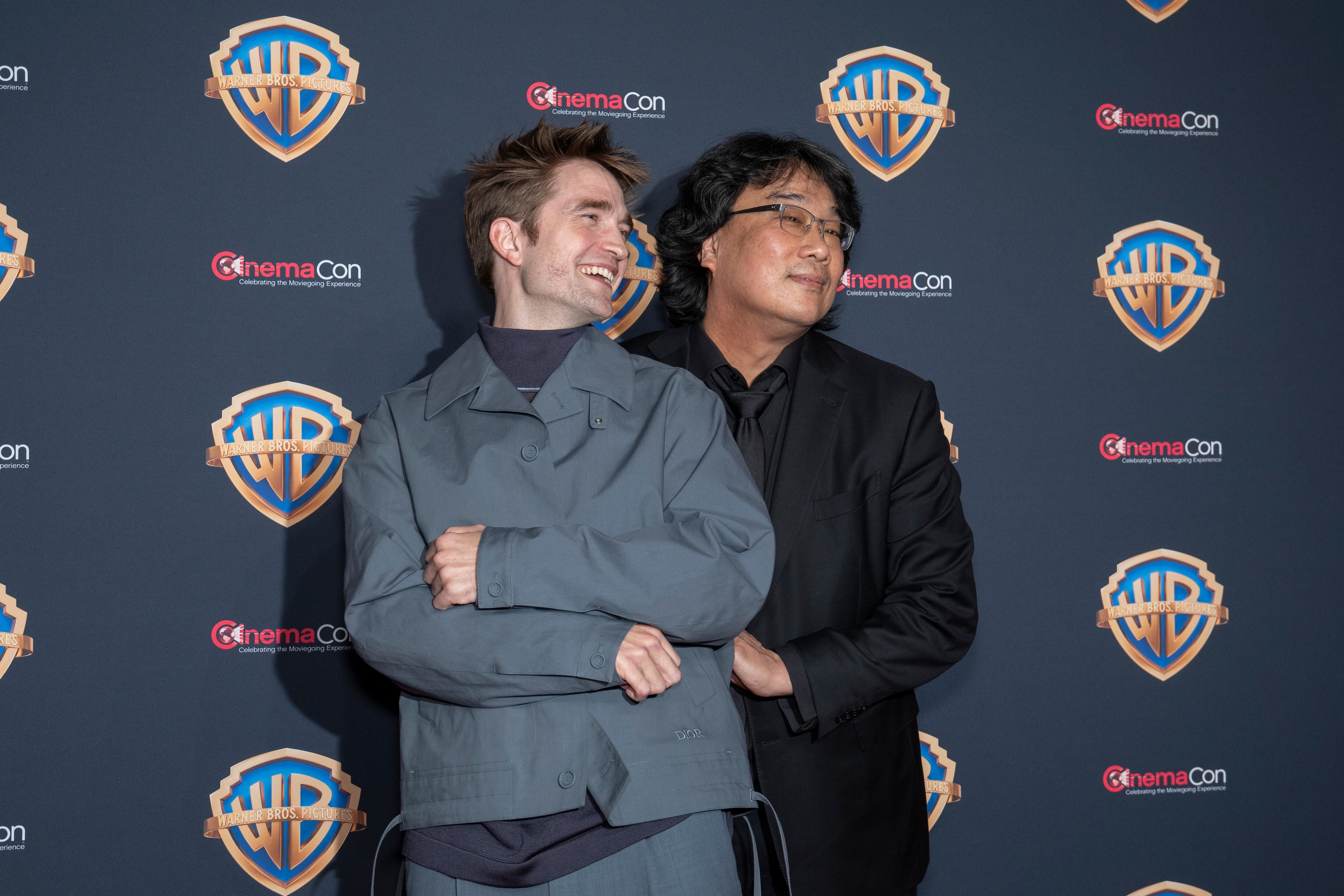 Robert Pattinson y Bong Joon Ho en la presentación de Warner Bros. Pictures en CinemaCon 2024 (Getty Images)
