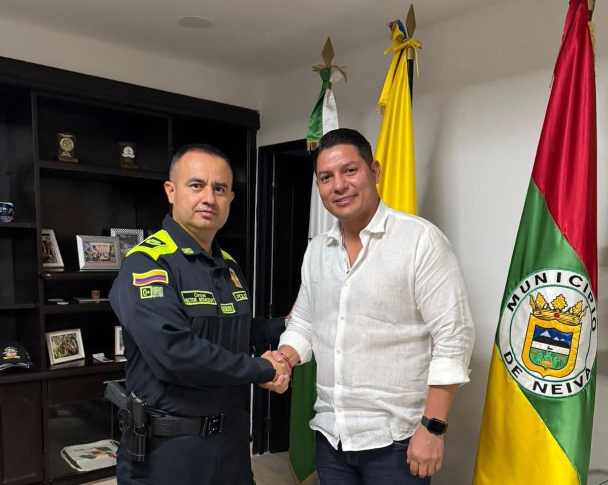 El coronel Héctor Betancourt, comandante de la Policía Metropolitana de Neiva, y el concejal Abel Mendoza, durante diálogo institucional sobre seguridad y hurto en la ciudad. Foto Policía MENEV.