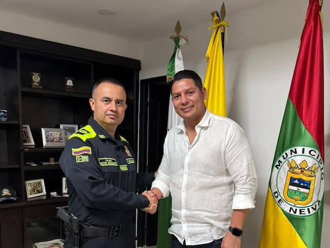 El coronel Héctor Betancourt, comandante de la Policía Metropolitana de Neiva, y el concejal Abel Mendoza, durante diálogo institucional sobre seguridad y hurto en la ciudad. Foto Policía MENEV.