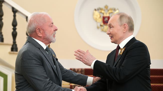 MOSCOW (Russian Federation), 09/05/2025.- A handout photo made available by Photo host Agency RIA Novosti shows President of Russia Vladimir Putin welcoming the President of Brazil Luis Ignacio Lula da Silva (L) in the Kremlin before the Victory Day military parade, marking the 80th anniversary of the victory in the Great Patriotic War, on the Red Square in Moscow, Russia, 09 May 2025. Russia marks the 80th anniversary of the victory in World War II over Nazi Germany and its allies. The Soviet Union lost 27 million people in the war. (Brasil, Alemania, Rusia, Moscú) EFE/EPA/ALEXEY NIKOLSKIY / HOST PHOTO AGENCY RIA NOVOSTI / HANDOUT HANDOUT EDITORIAL USE ONLY/NO SALES