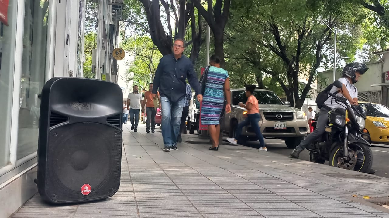 Es común el uso de parlantes y megáfonos para promocionar en las calles de Cúcuta