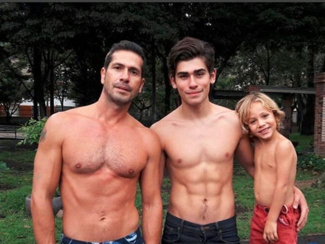 El actor Gregorio Pernía publicó esta imagen en su cuenta de Instagram en la que demuestra que el deporte es un pilar importante en su familia pero también provocó que su hijo Emiliano ganara grandes seguidoras.