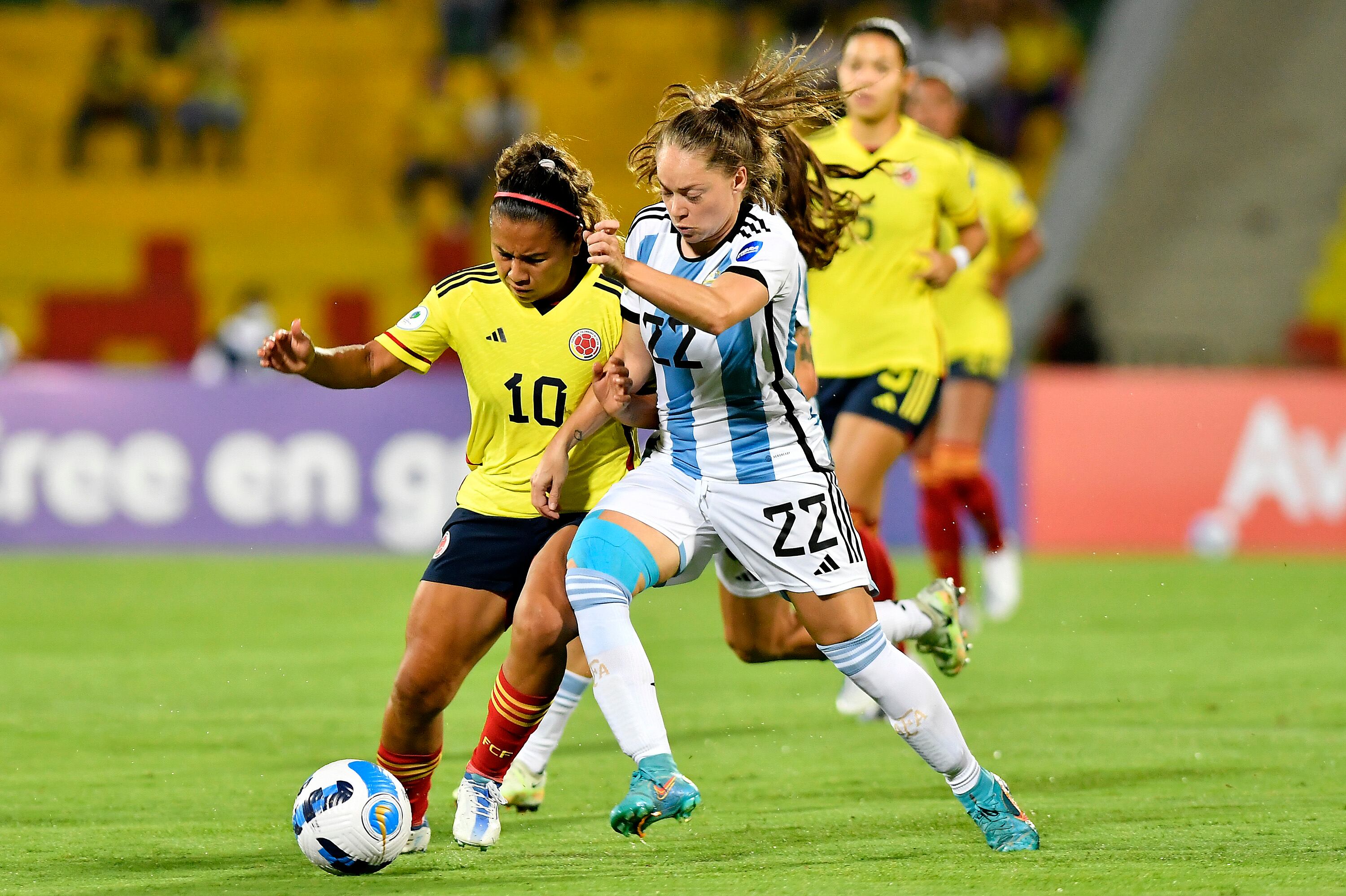 Leicy Santos disputa un balón con Estefania Romina Banini en la semifinal de la Copa América 2022. (Photo by Gabriel Aponte/Getty Images)