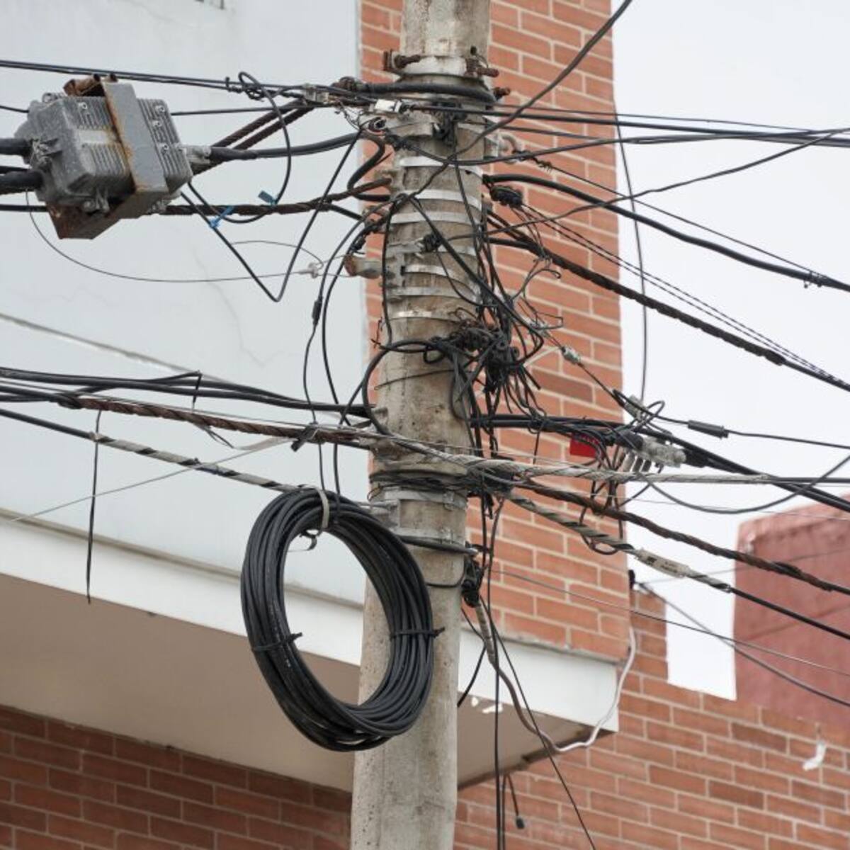 Inició piloto para retirar 'telarañas' de cables en postes de Barranquilla