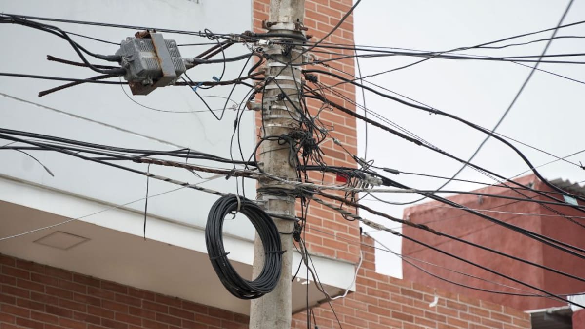 Inicia intervención a ‘telarañas’ de cables tras ultimátum de juez de Barranquilla