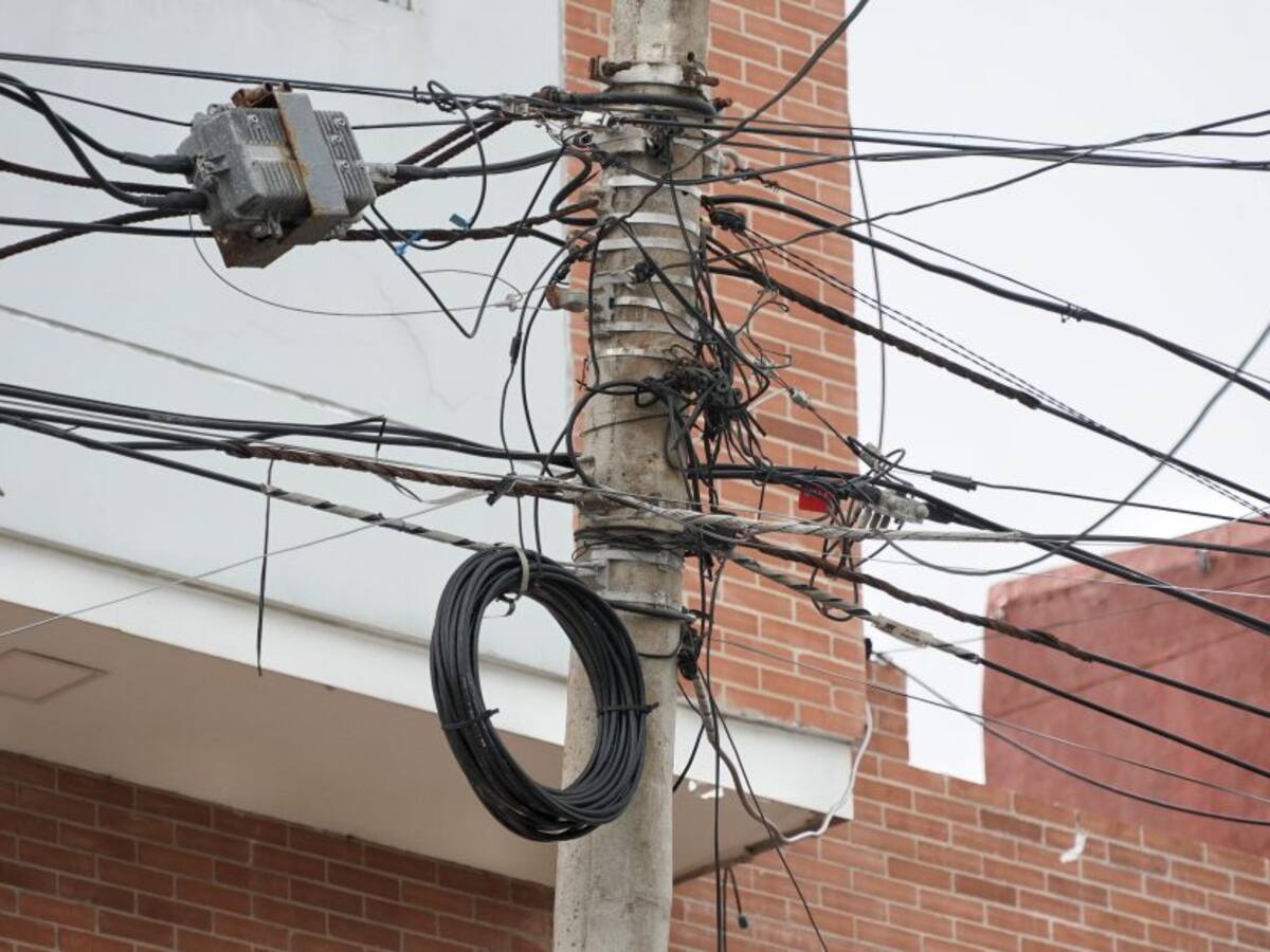 Inició piloto para retirar 'telarañas' de cables en postes de Barranquilla