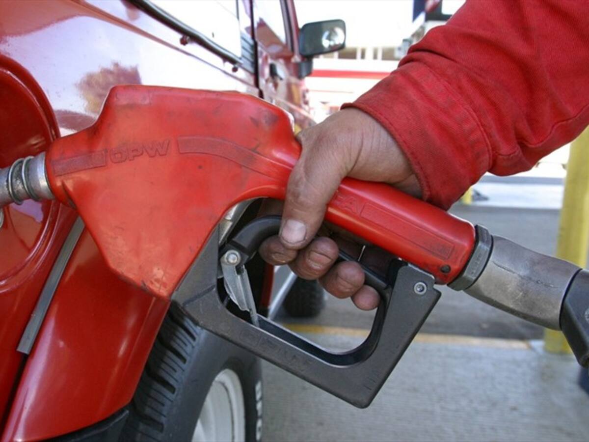 Los abusos de los precios de combustible según el senador Luis Fernando Velasco
