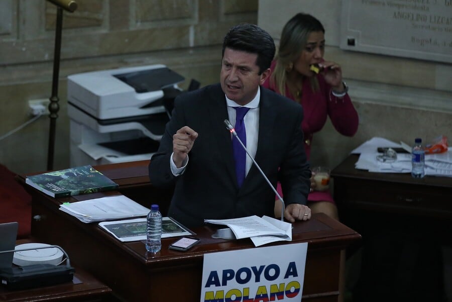 “Molano mentiroso”: la pauta publicitaria que pagó Katherine Miranda contra el ministro de Defensa. Foto: Colprensa.