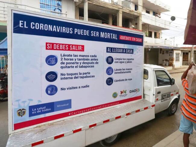 Carro valla recorre el sur de Cartagena con mensajes sobre el coronavirus