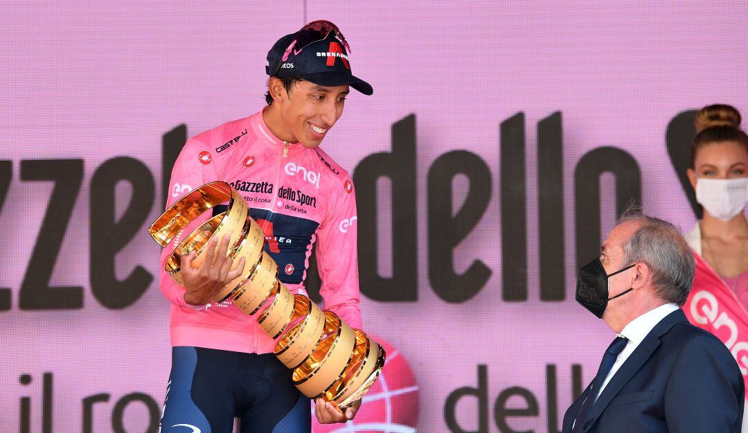 Egan Bernal recibe el trofeo del Giro de Italia.