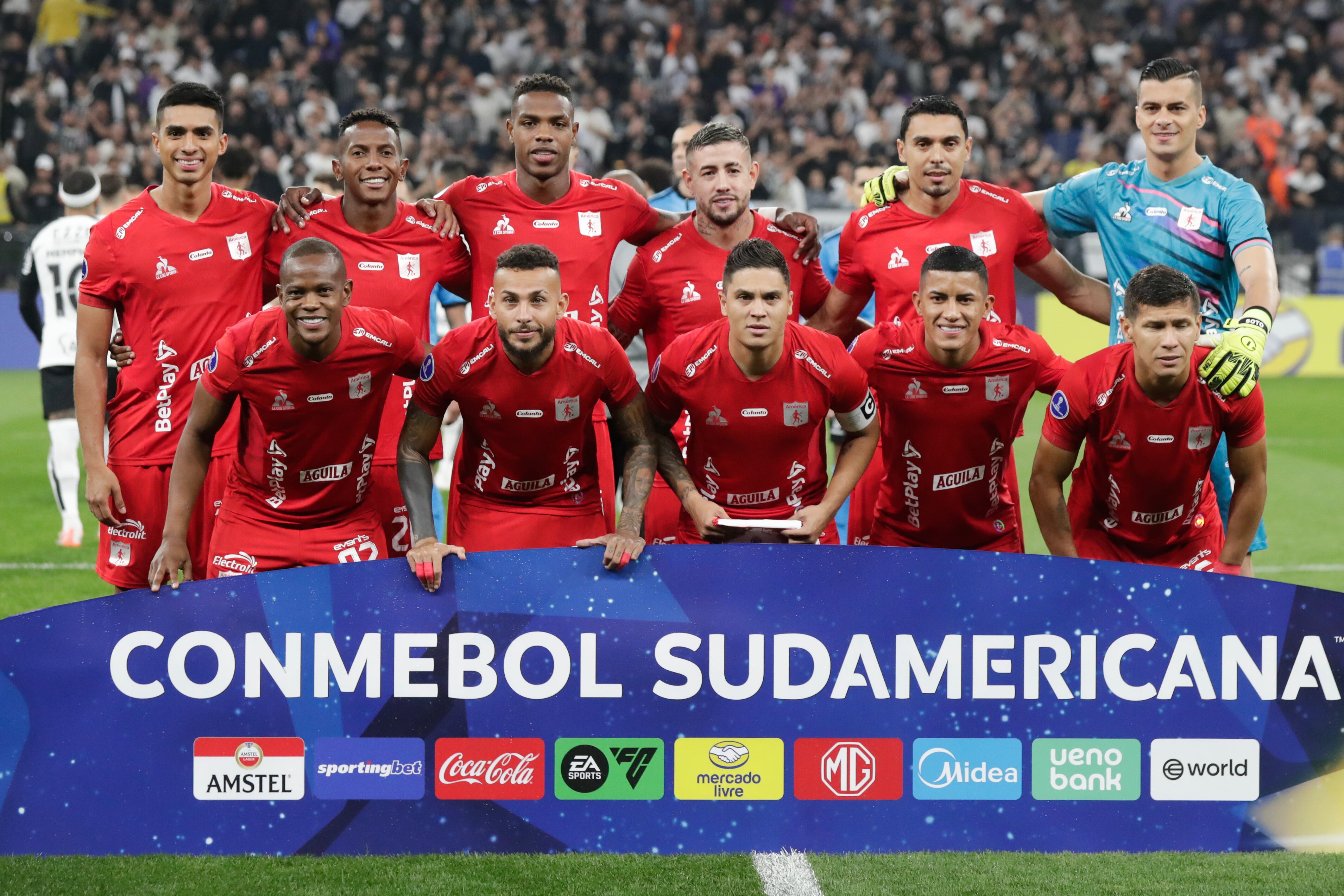 AMDEP5856. SAO PAULO (BRASIL), 06/05/2025.- Jugadores de América forman este martes, en un partido de la fase de grupos de la Copa Sudamericana entre Corinthians y América de Cali en el estadio Neo Química Arena en Sao Paulo (Brasil). EFE/ Sebastiao Moreira