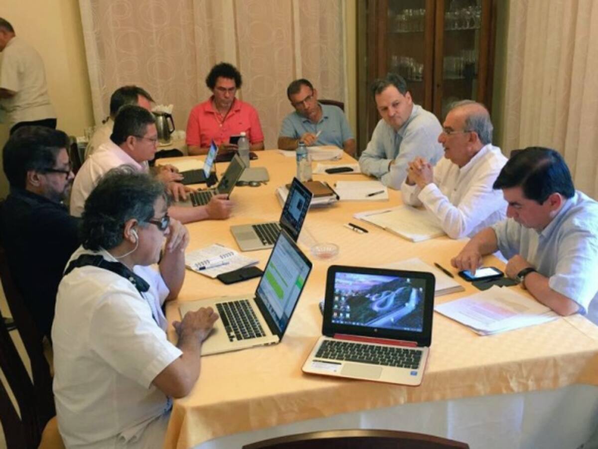 Ninguna de las partes se ha retirado de la Mesa: Humberto de La Calle