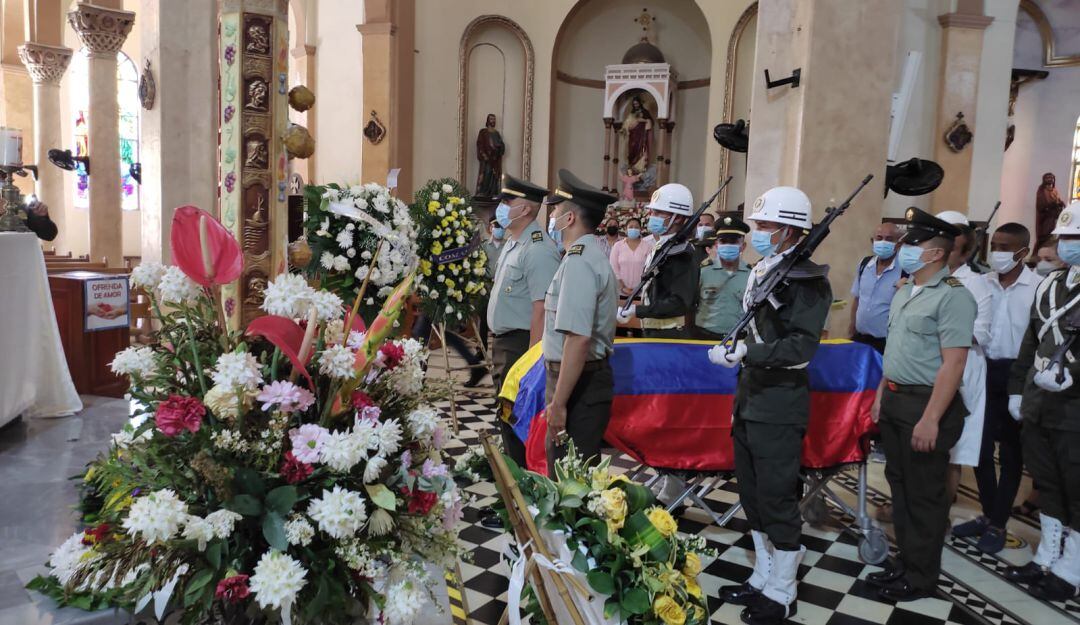 Honores al patrullero Naudin Córdoba en la iglesia El Carmen en Barranquilla