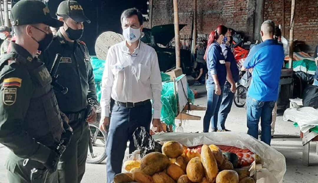 Momentos del operativo en dos parqueaderos en el centro de Armenia contra alimentos en mal estado