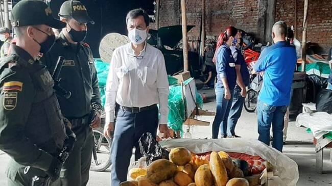 Momentos del operativo en dos parqueaderos en el centro de Armenia contra alimentos en mal estado