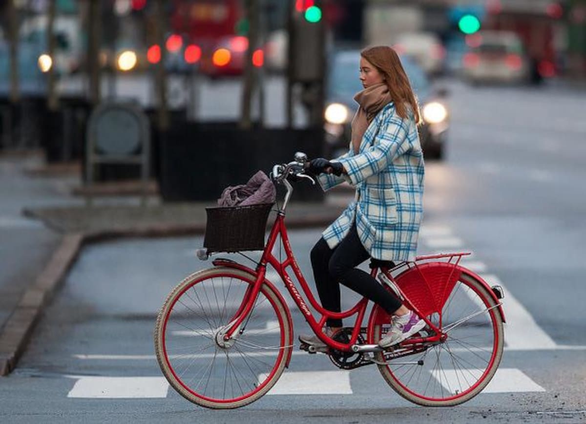 En la página cyclechicrepublic.com hay fotos de personas de diferentes ciudades del mundo que se han unido a la moda de movilizarse en bicicleta con estilo.