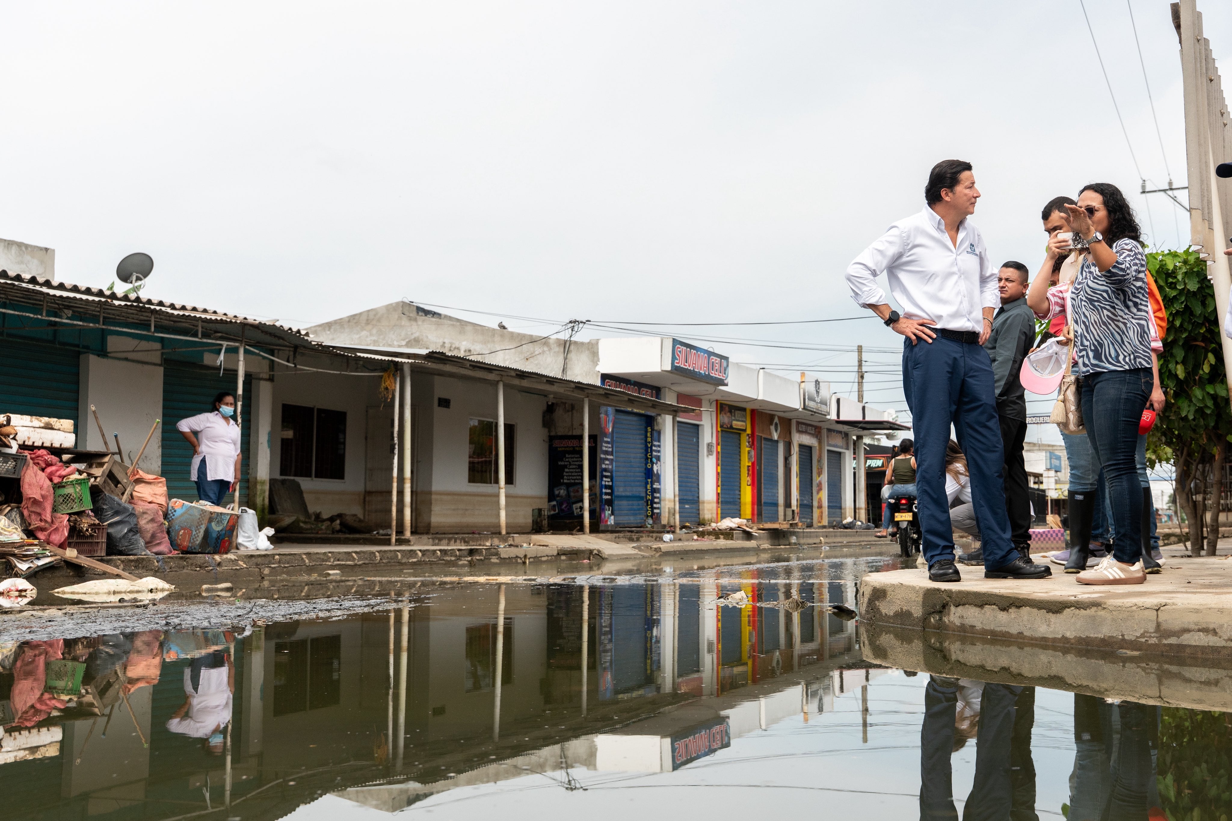 Durante un recorrido por las zonas afectadas en Montería, el registrador nacional, Hernán Penagos, verificó las condiciones en terreno y supervisó las acciones adoptadas por la Registraduría Nacional.