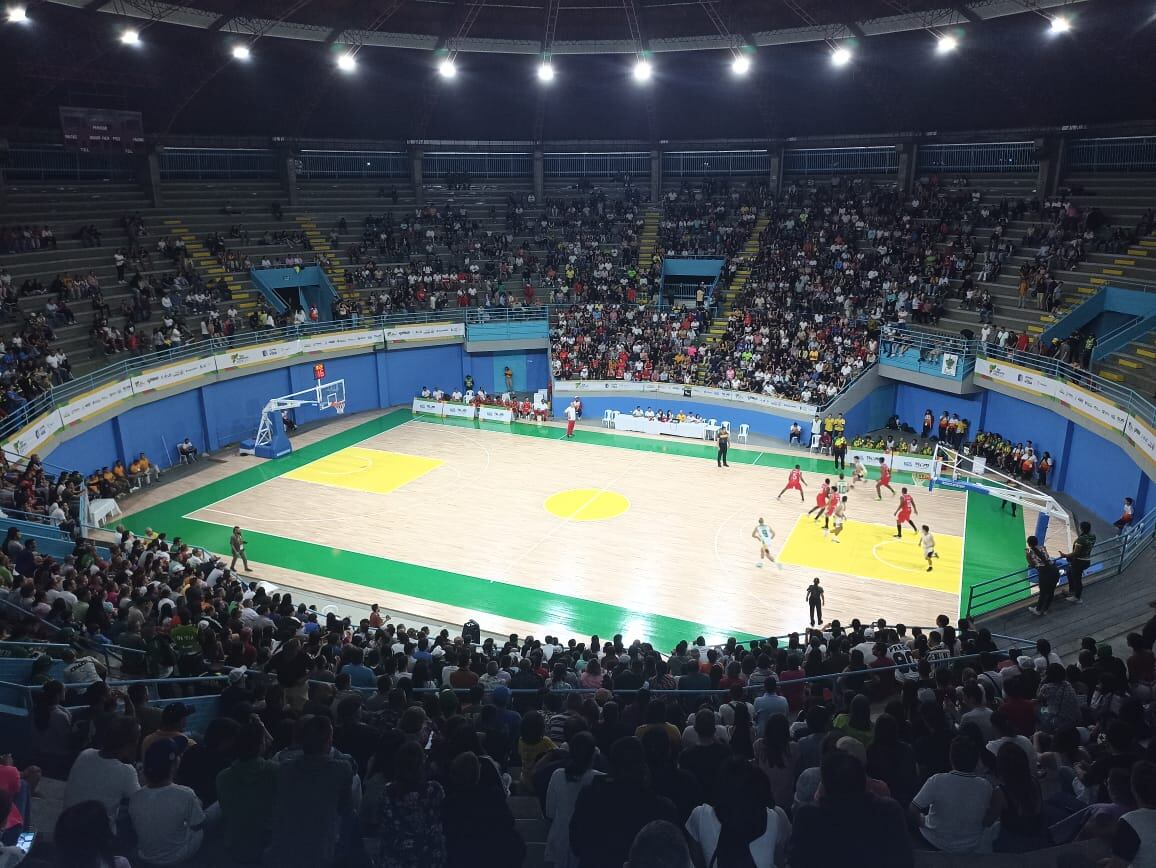 Más de 5000 personas asistieron al coliseo del café al baloncesto de Juegos Nacionales. Foto Adrián Trejos
