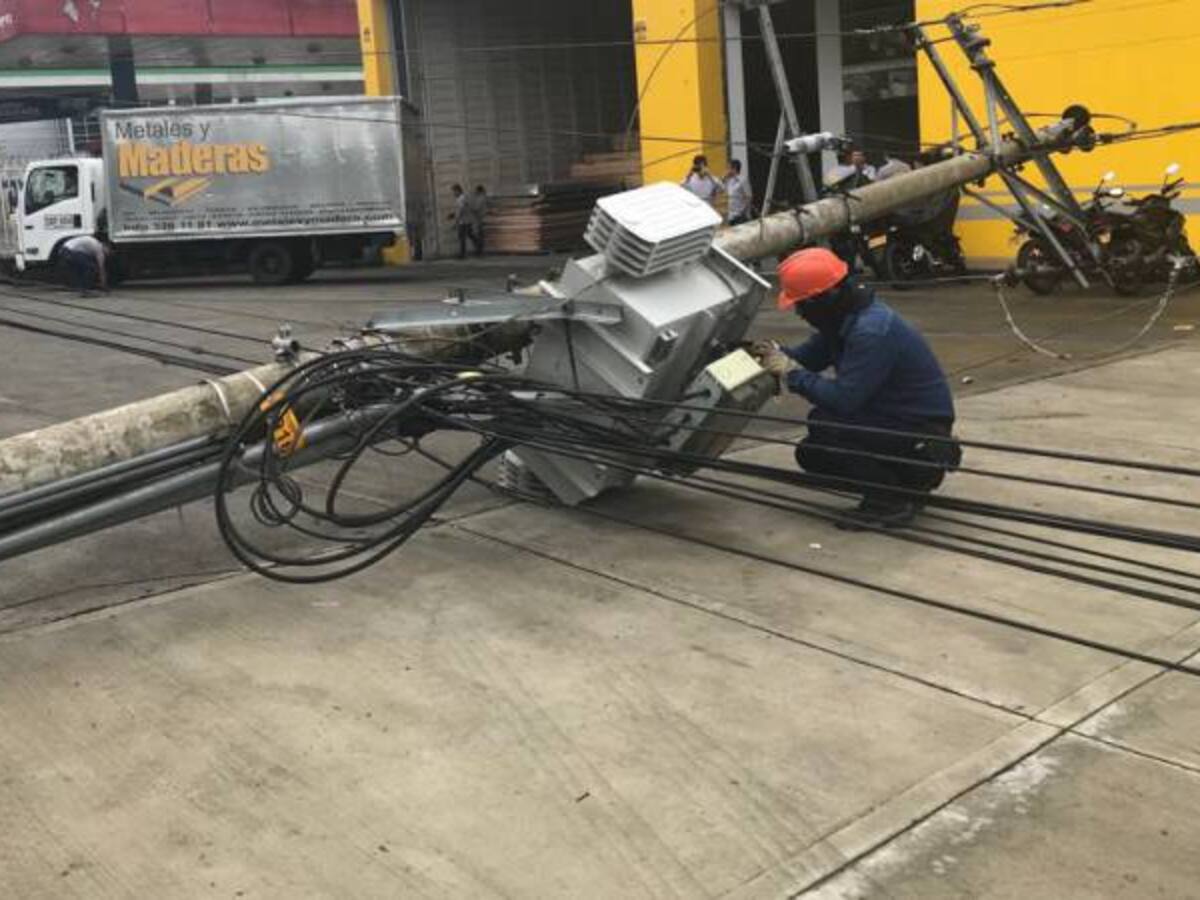 Un vehículo de carga pesada tumbó varias cuerdas de energía
