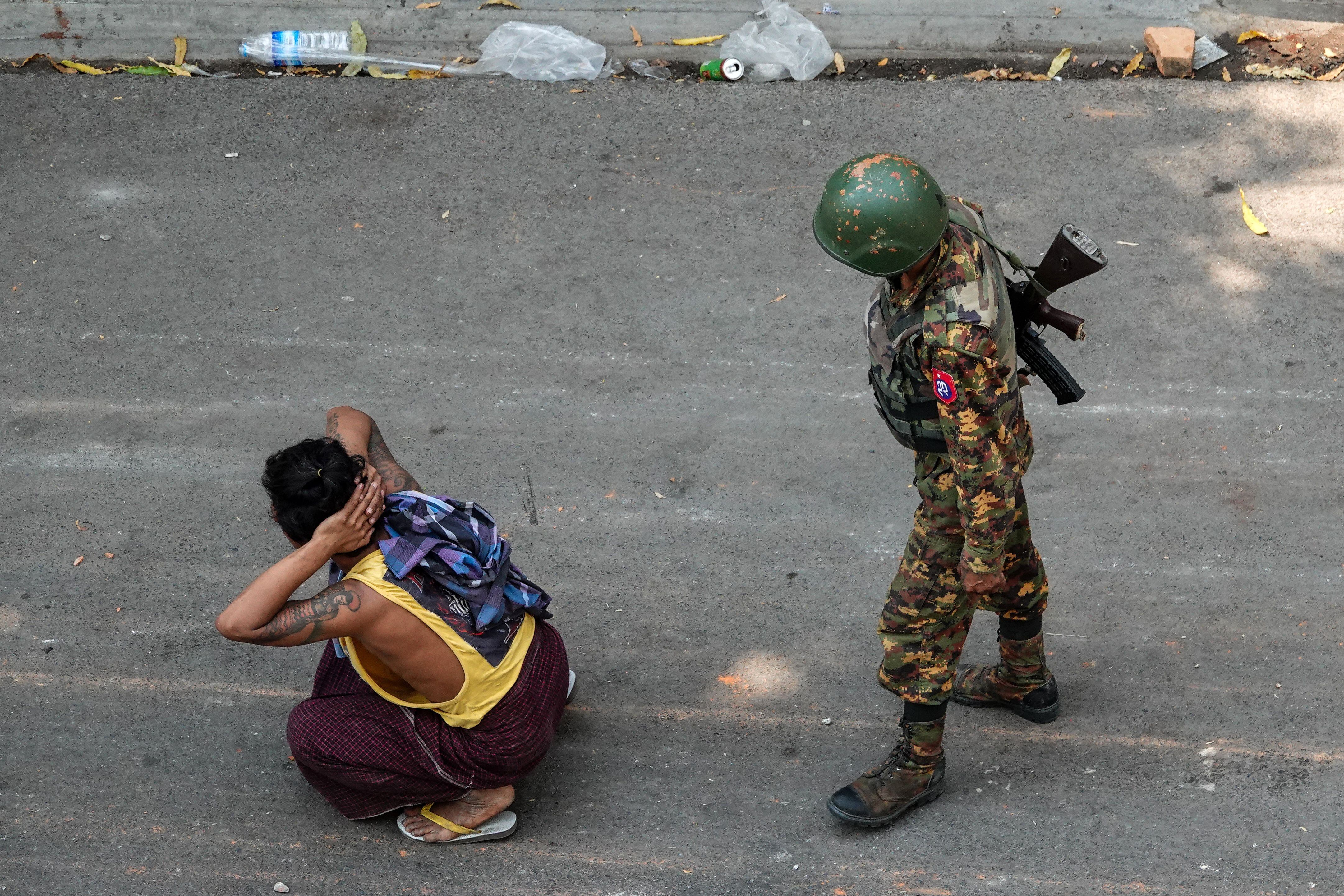 Soldado detiene un manifestante en Myanmar.
(Foto: STR/AFP via Getty Images)