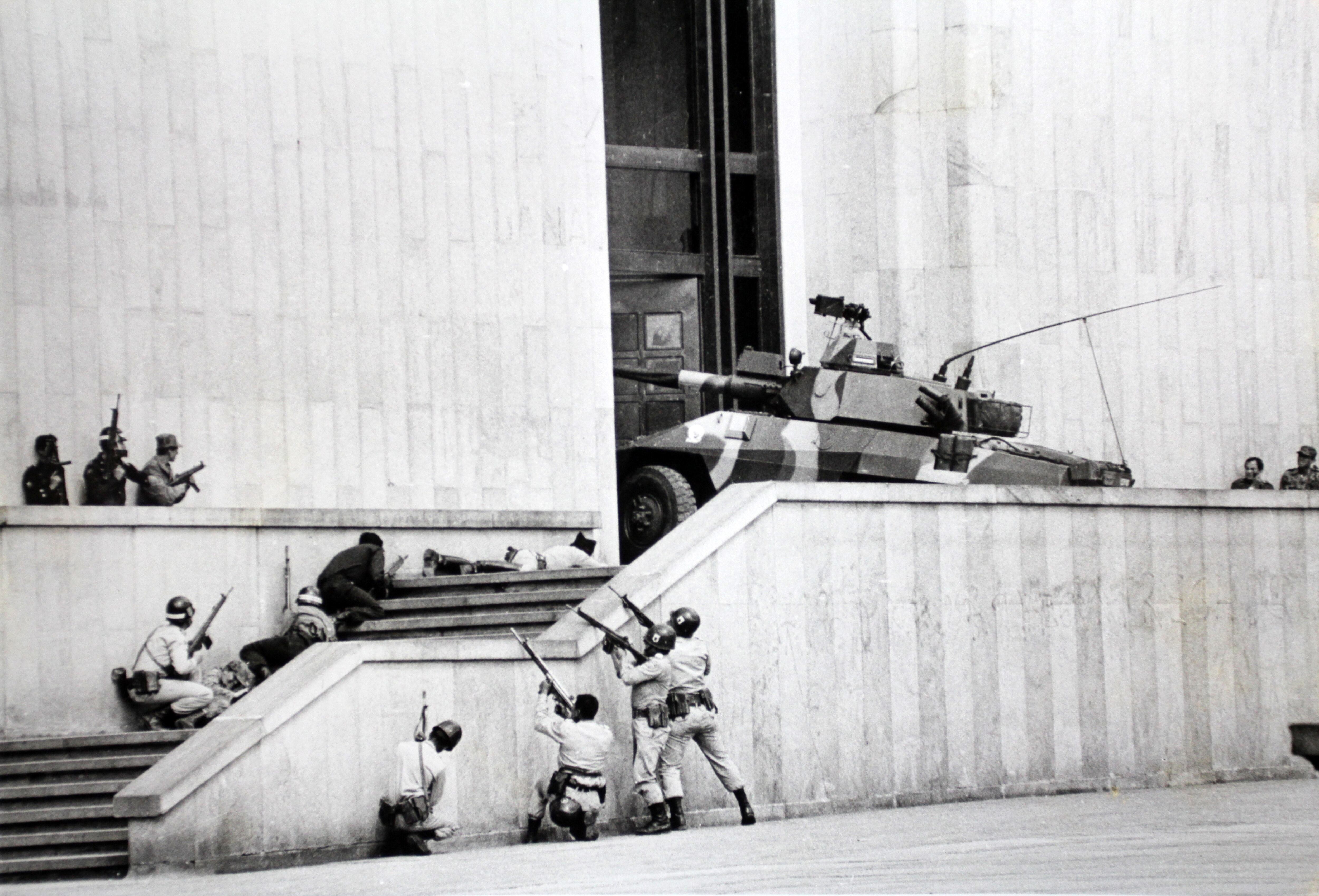 La Toma del Palacio de Justicia, en Bogotá. Operación Antonio Nariño  fue un asalto perpetrado el miércoles 6 de noviembre de 1985 por un comando de guerrilleros del Movimiento 19 de abril (M-19) Archivo Colprensa. 