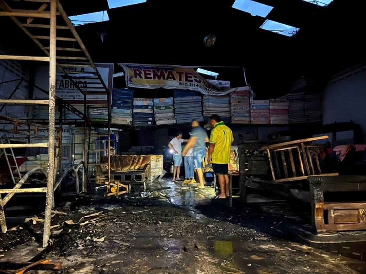 Incendio dejó millonarias pérdidas materiales en almacén de muebles en Cartagena