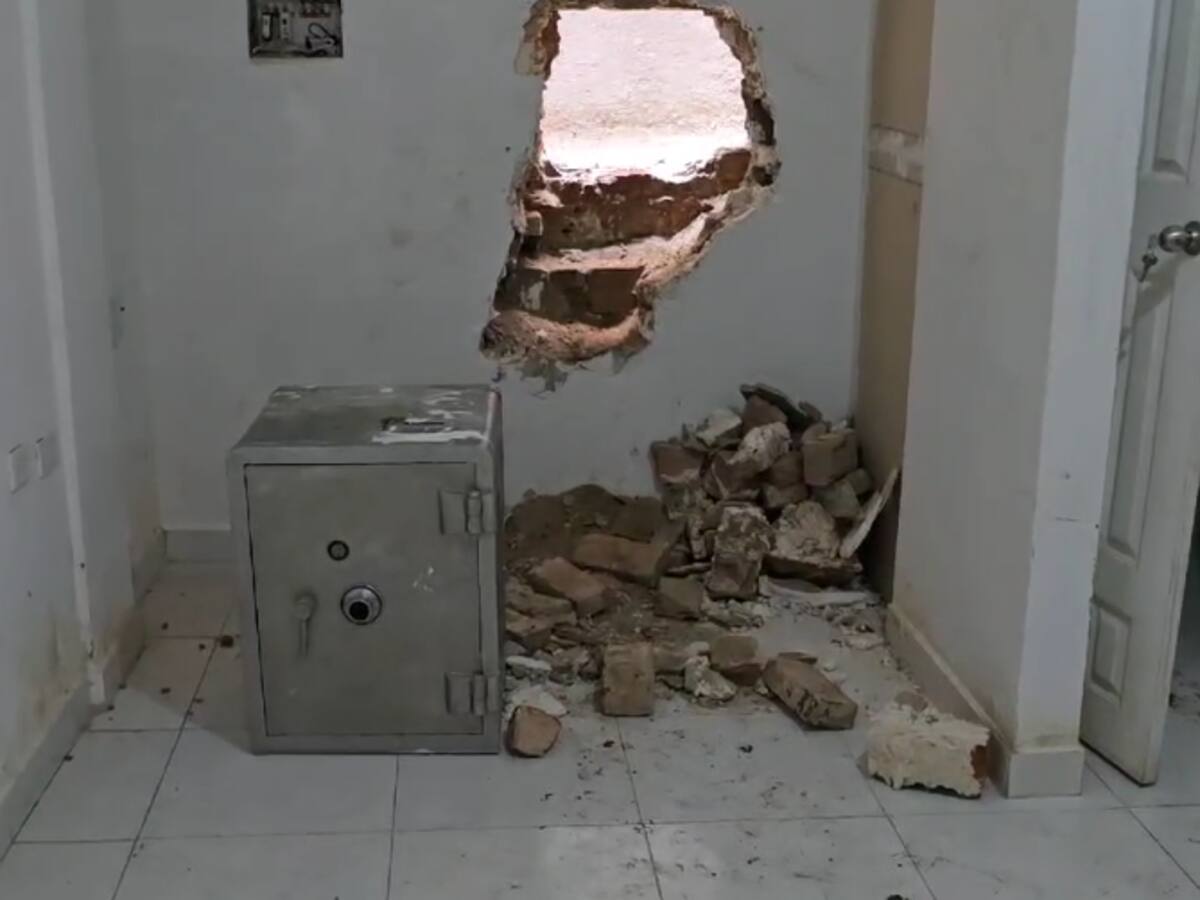 Legalizan capturas de señalados de abrir pared de un banco para robarse la caja fuerte