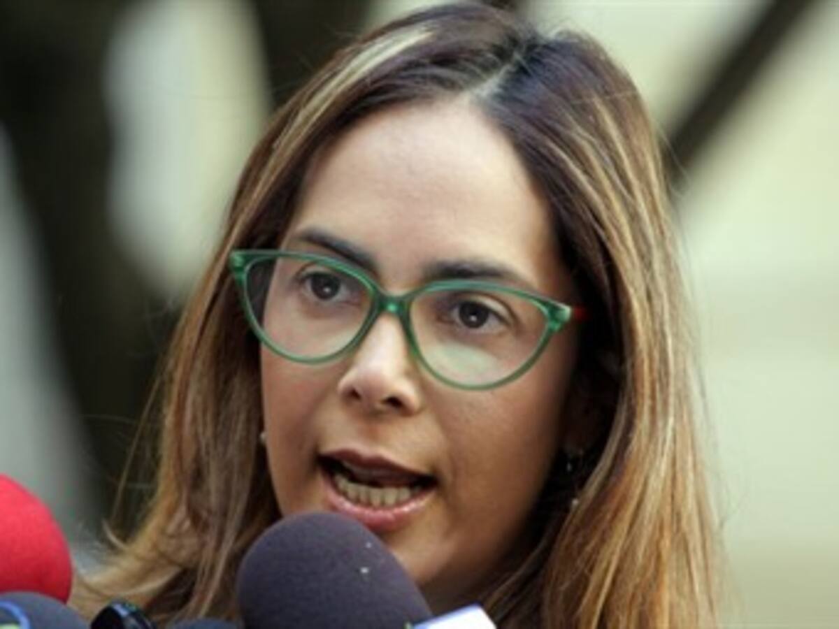 Policía retira a manifestantes que impedían salida de Gina Parody del SENA en Manizales