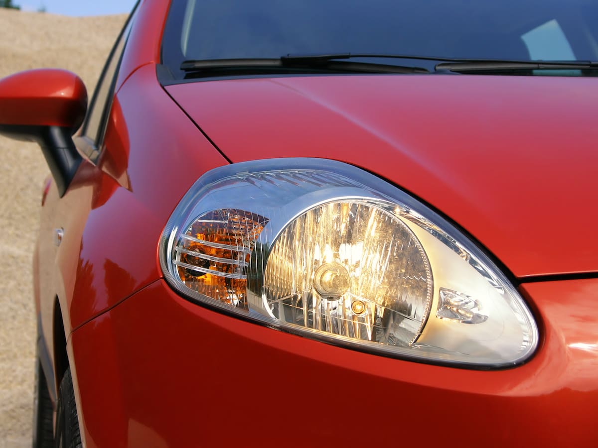 De cuánto es la multa por conducir un vehículo con una luz fundida