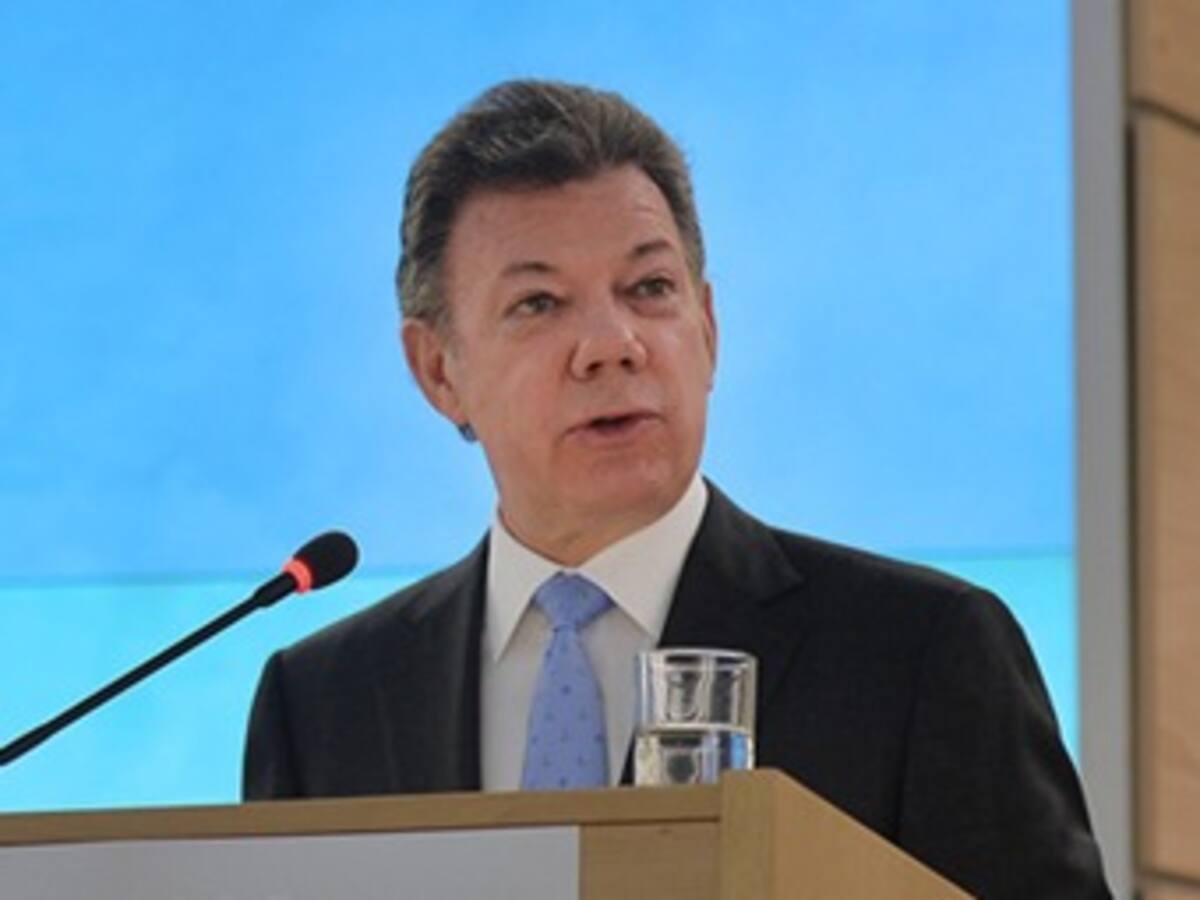 Resumen 8:00 am: Santos asegura que no cambiaría la Constitución en su beneficio