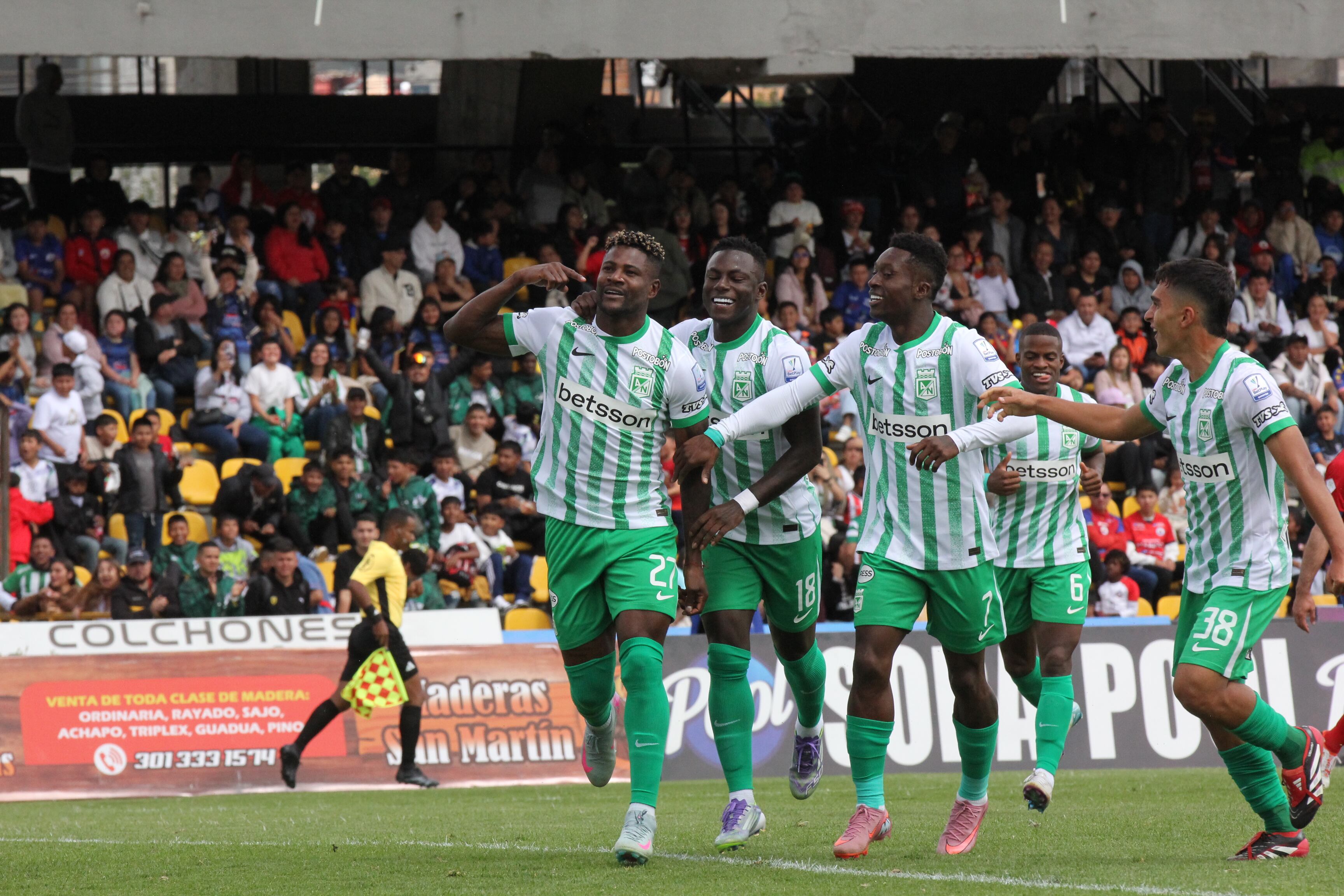Los jugadores de Atlético Nacional festejan una anotación ante el Deportivo Pasto / Colprensa.