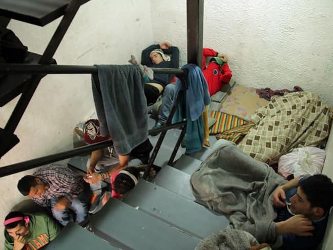 Los detenidos duermen en escaleras y en el piso. El espacio es muy reducido por lo que la contaminación y enfermedades son de fácil acceso.