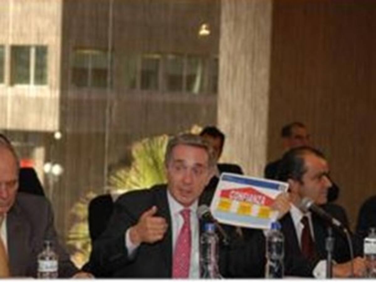 El presidente Uribe admite que la reelección 'es inconveniente'
