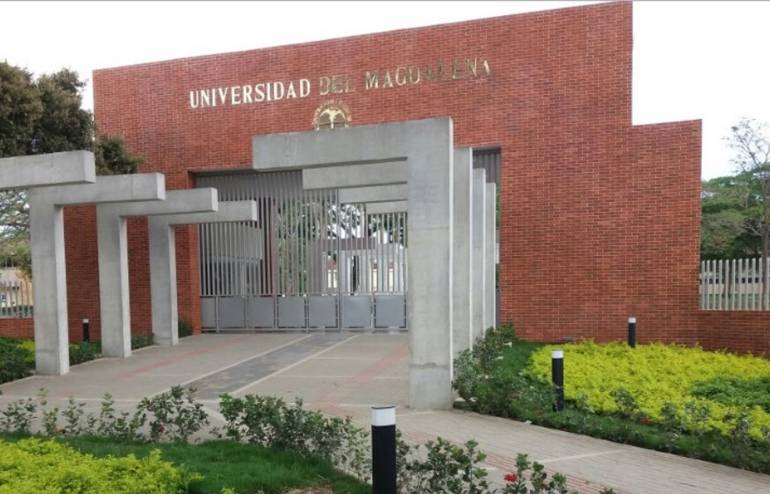 Esta es la recién remodelada fachada de la Universidad del Magdalena por la que también reclamaron los estudiantes en la rendición de cuentas de Ruthber Esconcia afirmando que es una obra que costó 2 mil millones de pesos mientras en las aulas hay hacinamiento. Fotografía Google Maps