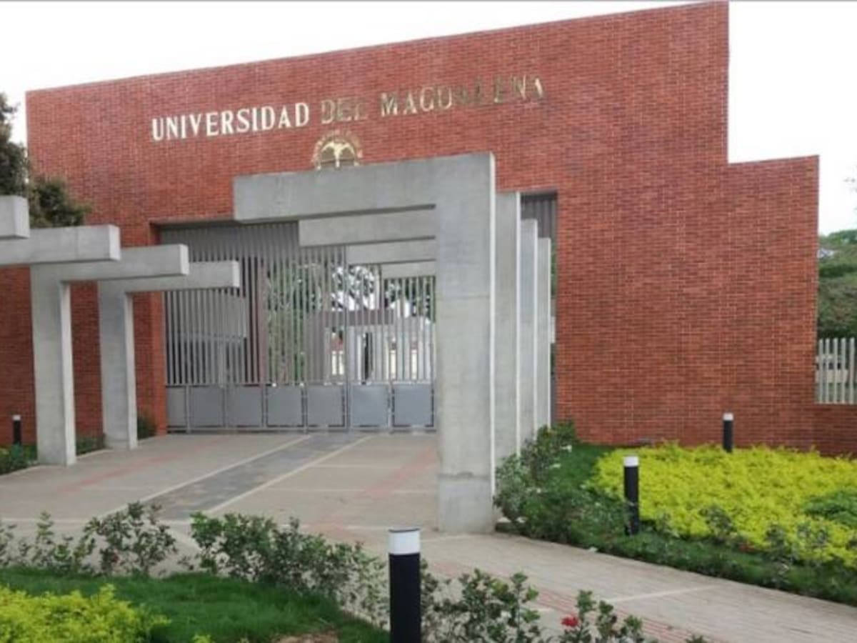 Estudiantes de Unimagdalena arrojaron huevos a rector en rendición de cuentas