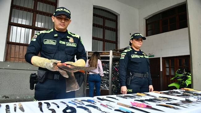 La Policía Metropolitana de Tunja llevó a cabo la destrucción de más de 1.400 armas blancas