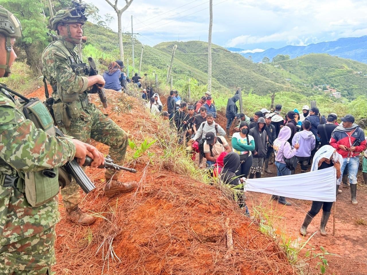 Ejército Nacional de Colombia enfrentan una asonada en la que participaran unas 400 personas.