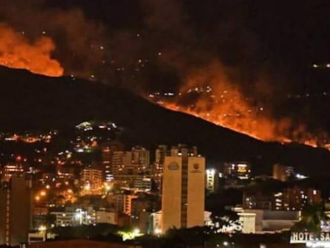 Bomberos intentan controlar incendio en cerro de Cristo Rey de Cali
