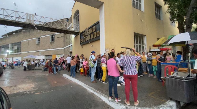 Largas filas de usuarios de Sisbén en Cúcuta. Foto: Caracol Radio.